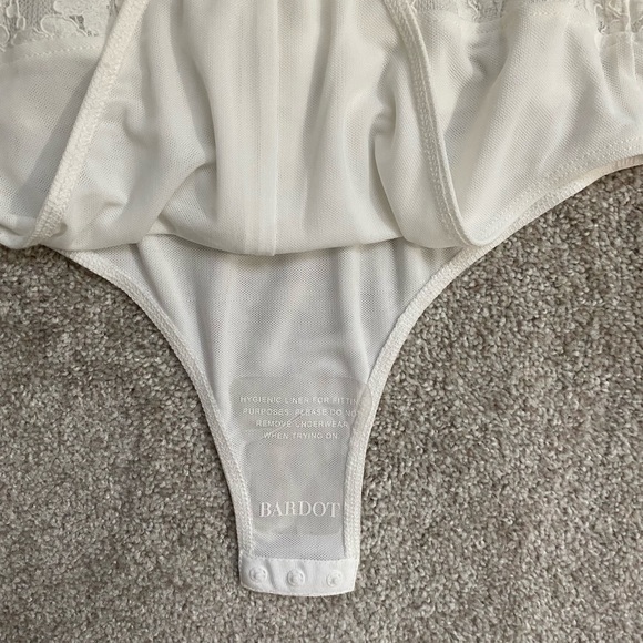 Bardot Oskar Bodysuit. Orchard White US SIZE 8. - Picture 6 of 6